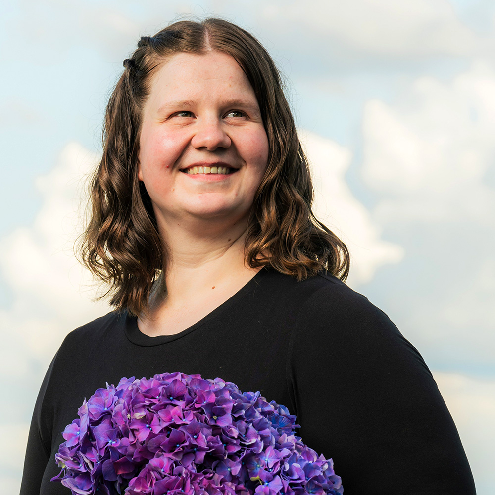 Sade Alanen smiling with hydrangea