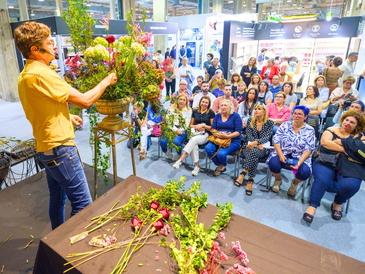 Roberto Silvosa giving a floral workshop at Iberflora