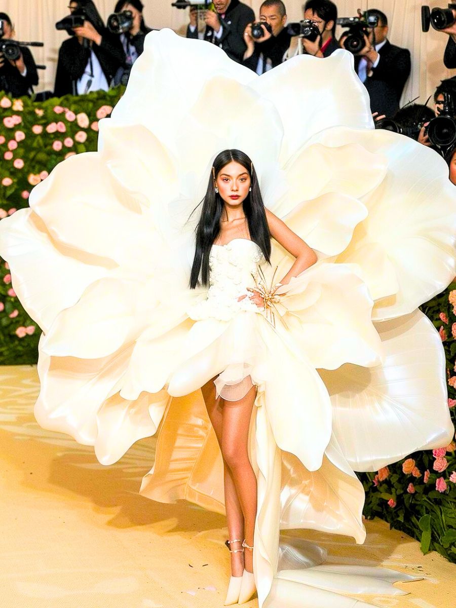 White flower dress made with artificial intelligence