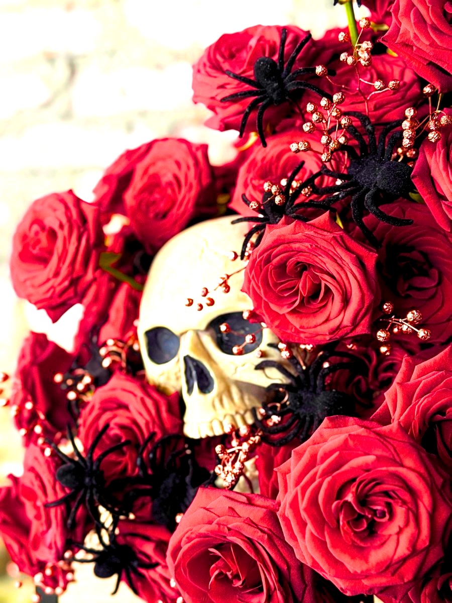 Skull and spiders with red roses