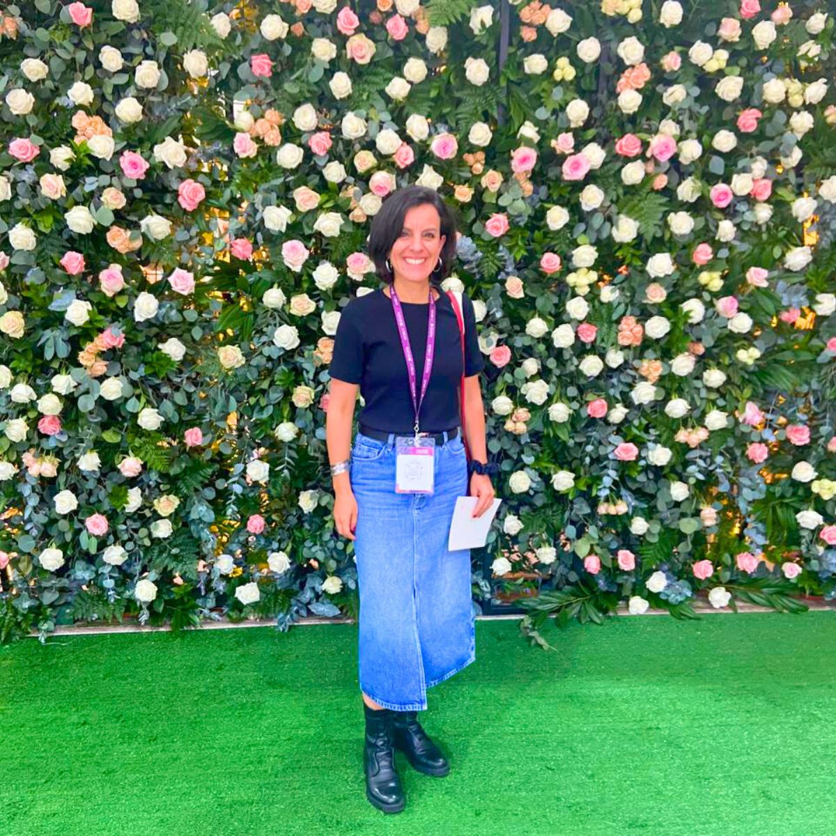 Angela Escobar with a rose wall in Expo Flor