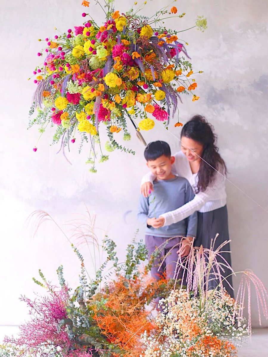 Jung Da Yoon and her son with flowers