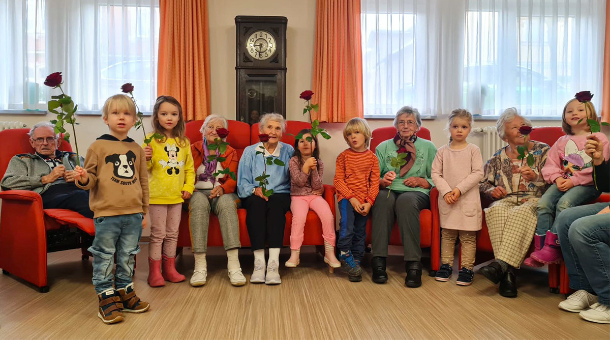 Grosselterntag Germany children with red roses