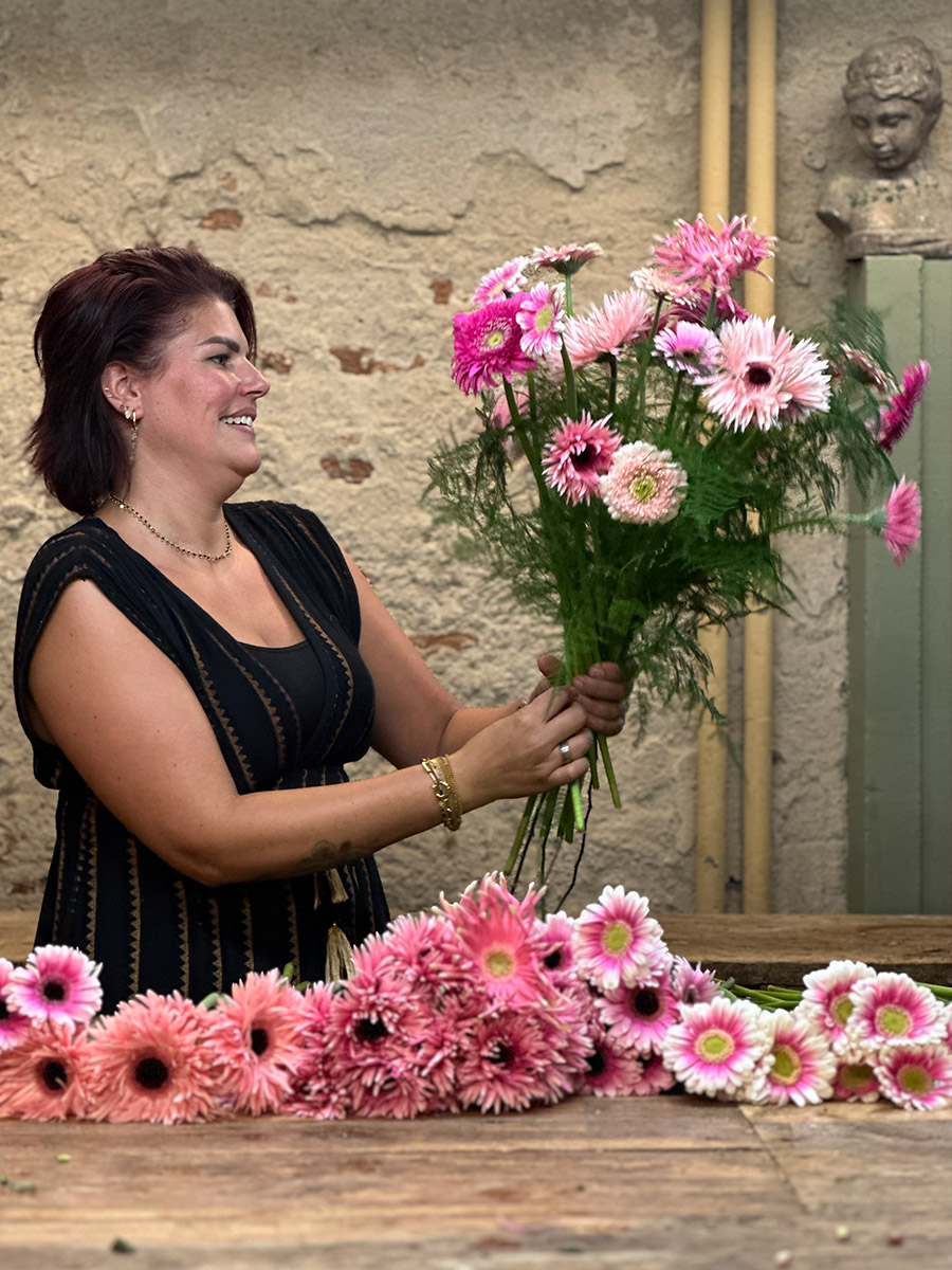 Florist Amanda from Hemelse Bloemen Delft with Pink Gerberas