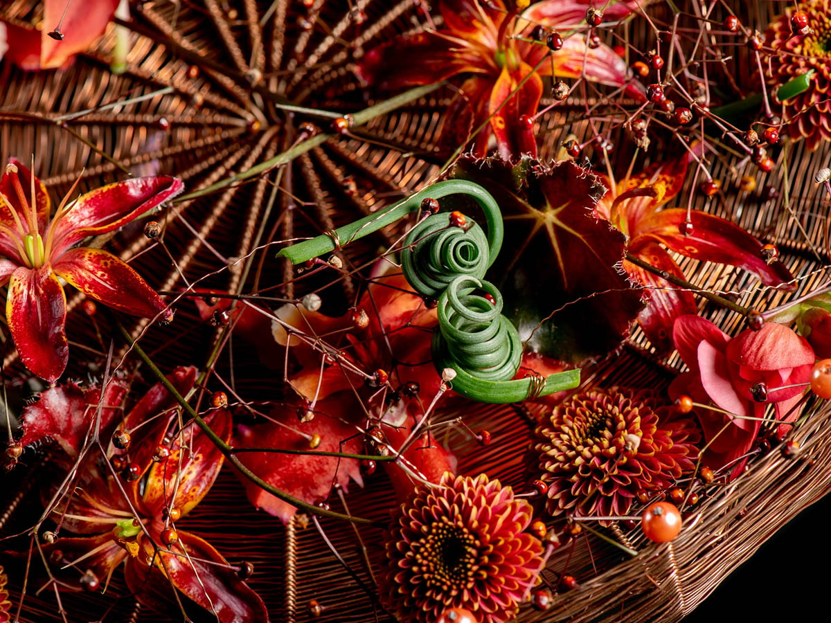 Hanneke Frankema's woven basket bouquet design using lisianthus, roselilies, mini gerberas and chrysanthemums