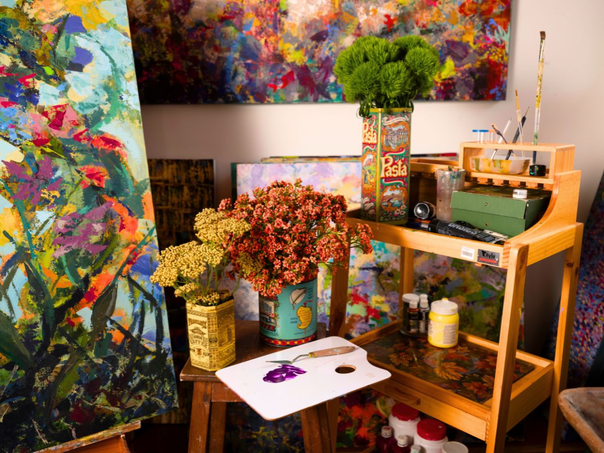 Limonium decorating an art room