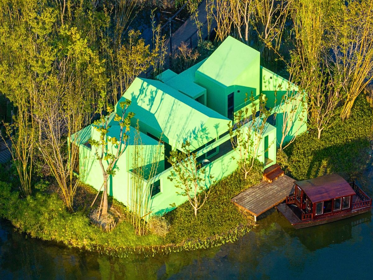 Green cabin in floating islet in China