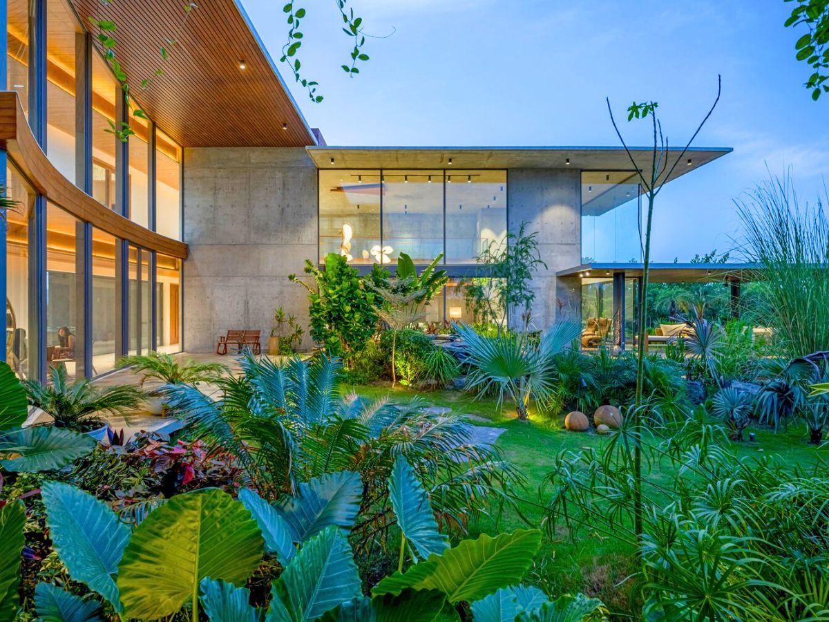 Abundant green landscapes throughout the house