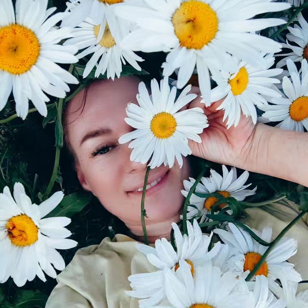 lady with Chamomile flower