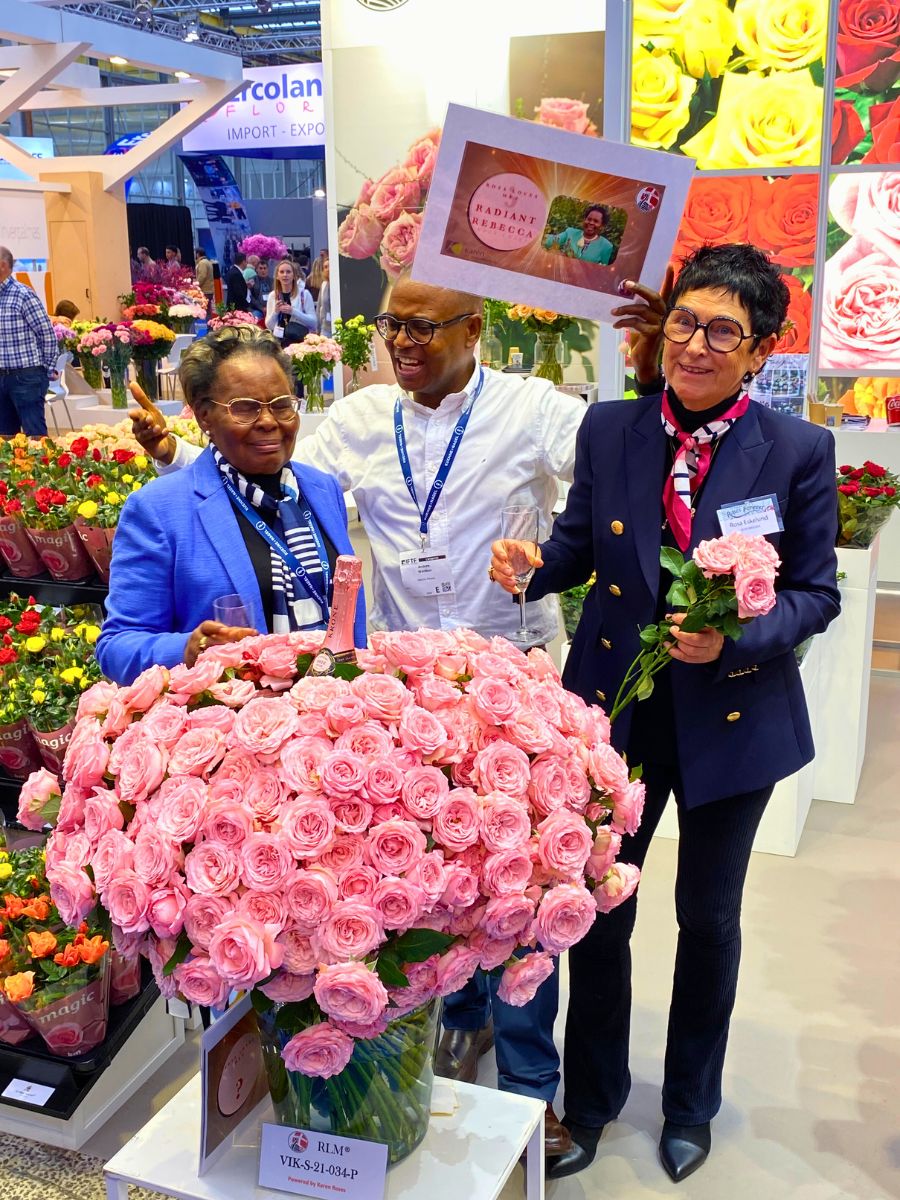 In the picture together with Rosa Eskelund (Roses Forever), and Andrew Wambua, managing director of Mzurrie Flowers where Viking Roses has their test house.