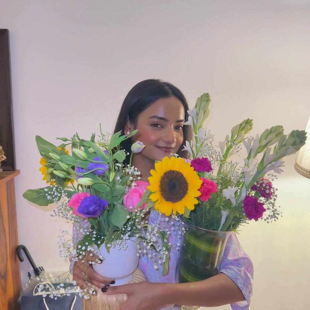 lady holding multiflowers bouquet