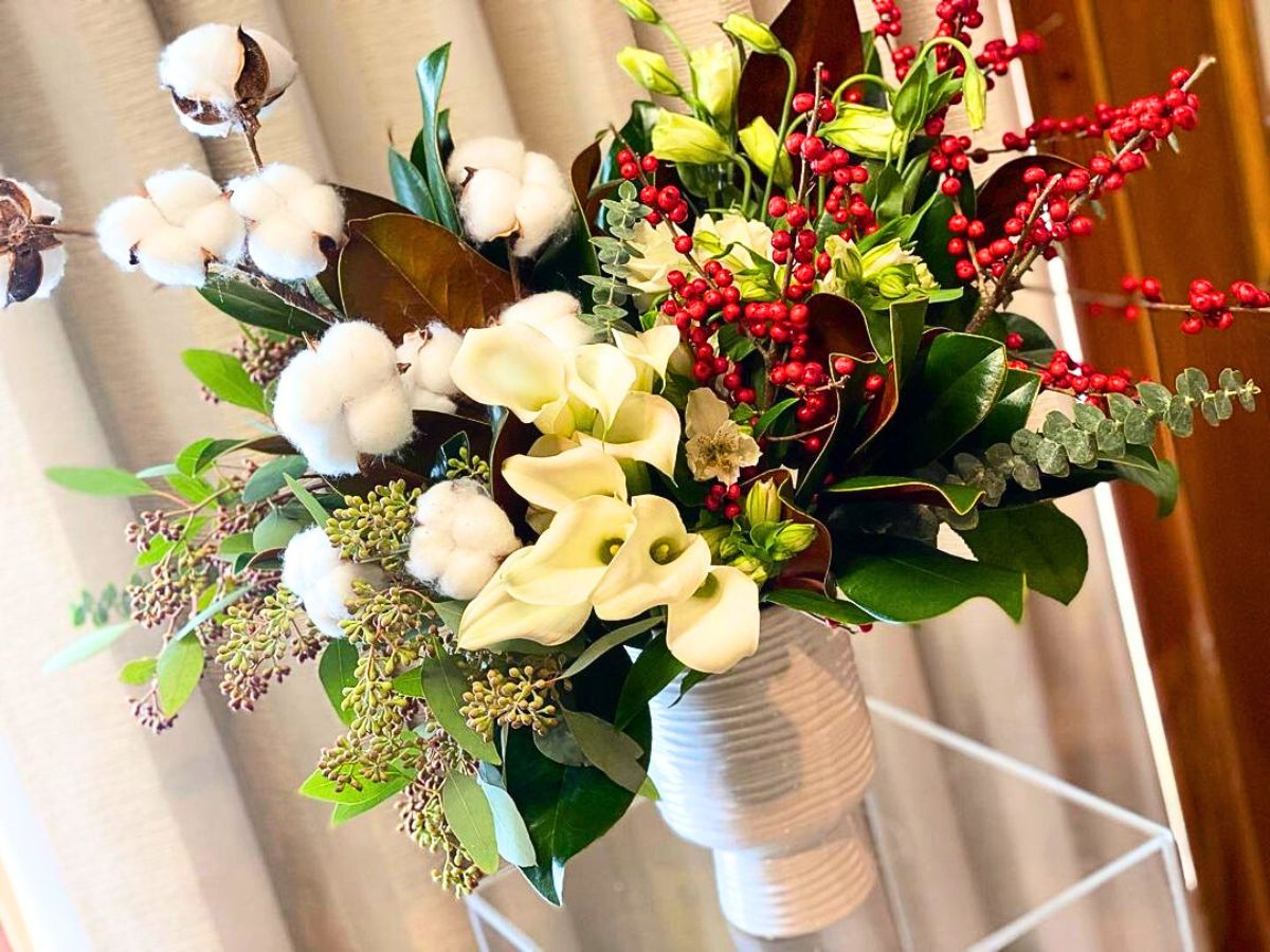 Christmas rosehips and white calla lilies