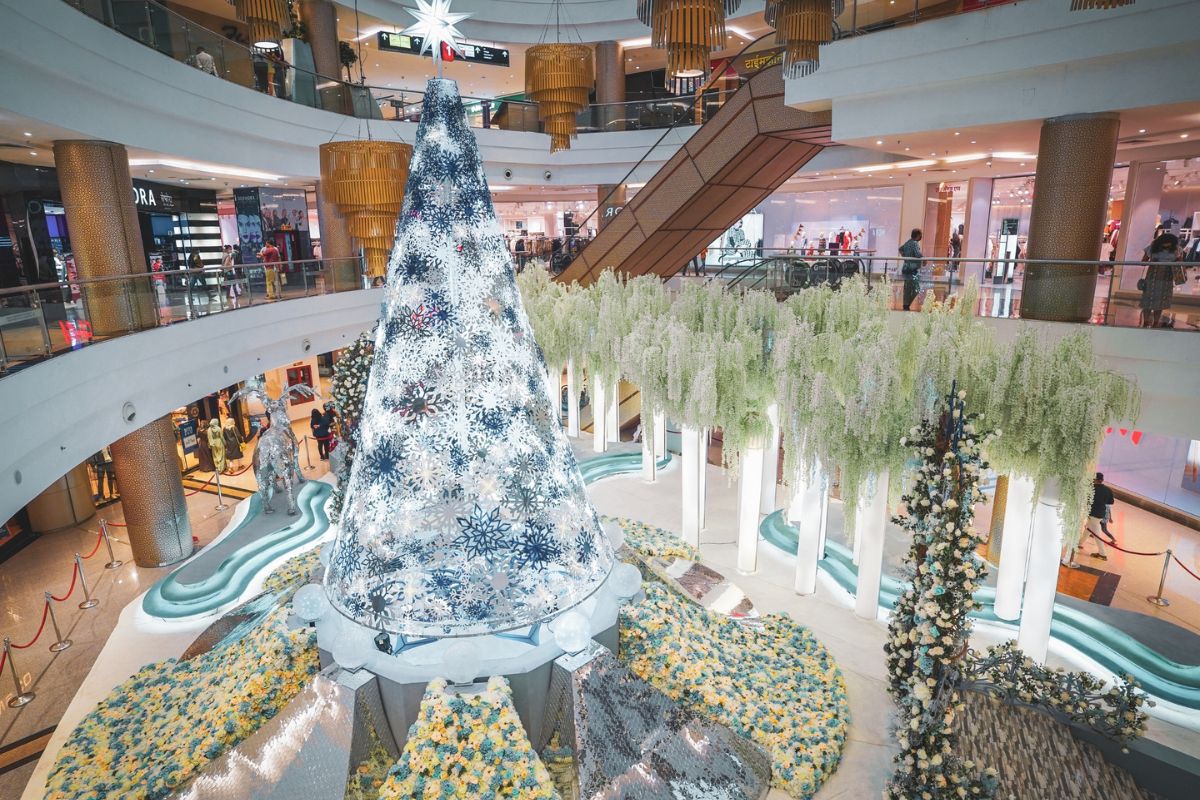 Christmas in a shopping mall by Tomas De Bruyne