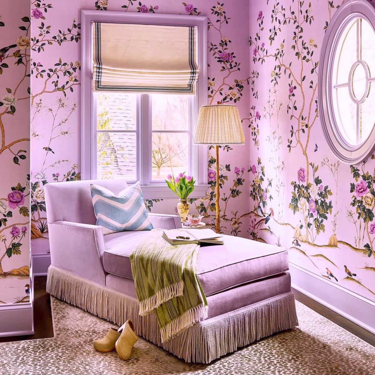 A room decorated in Amethyst Glow trend color