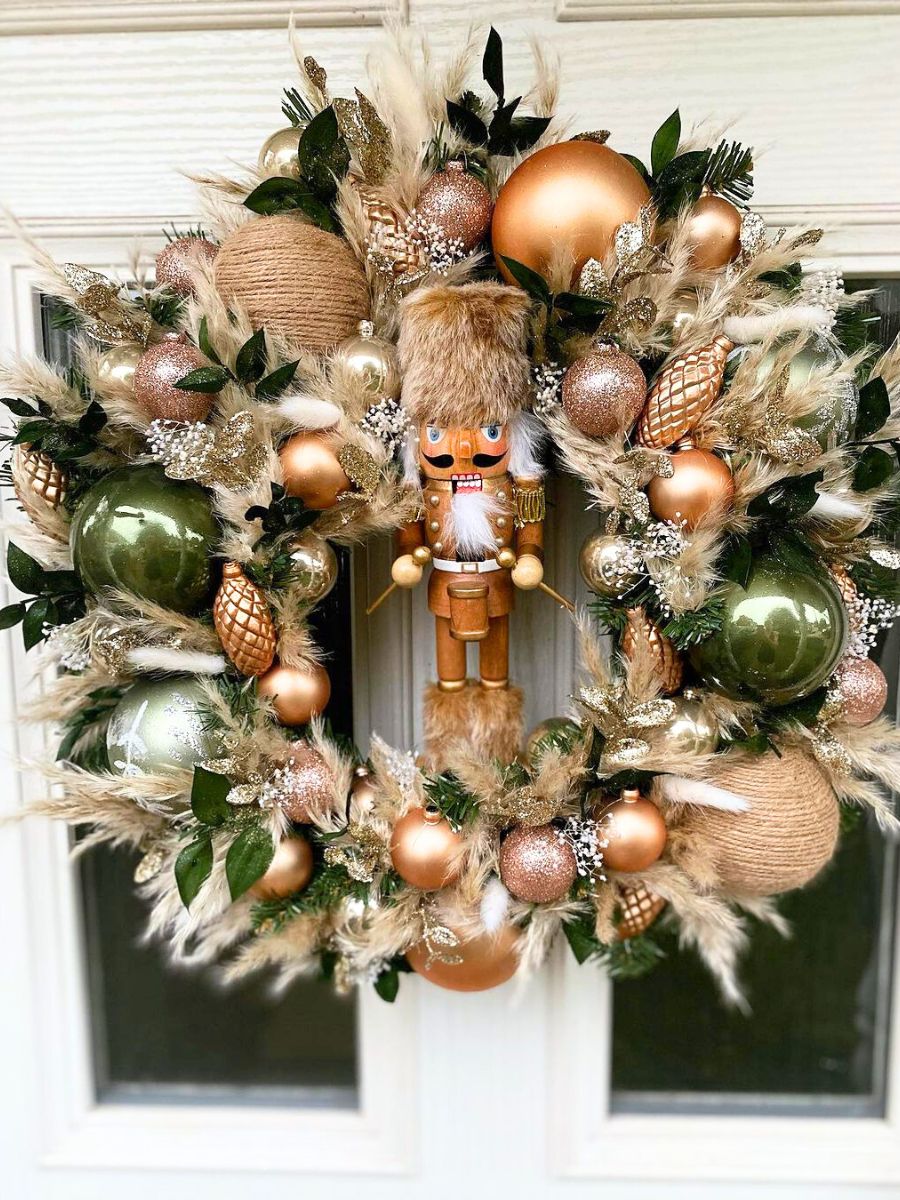 Neutral toned holiday wreath