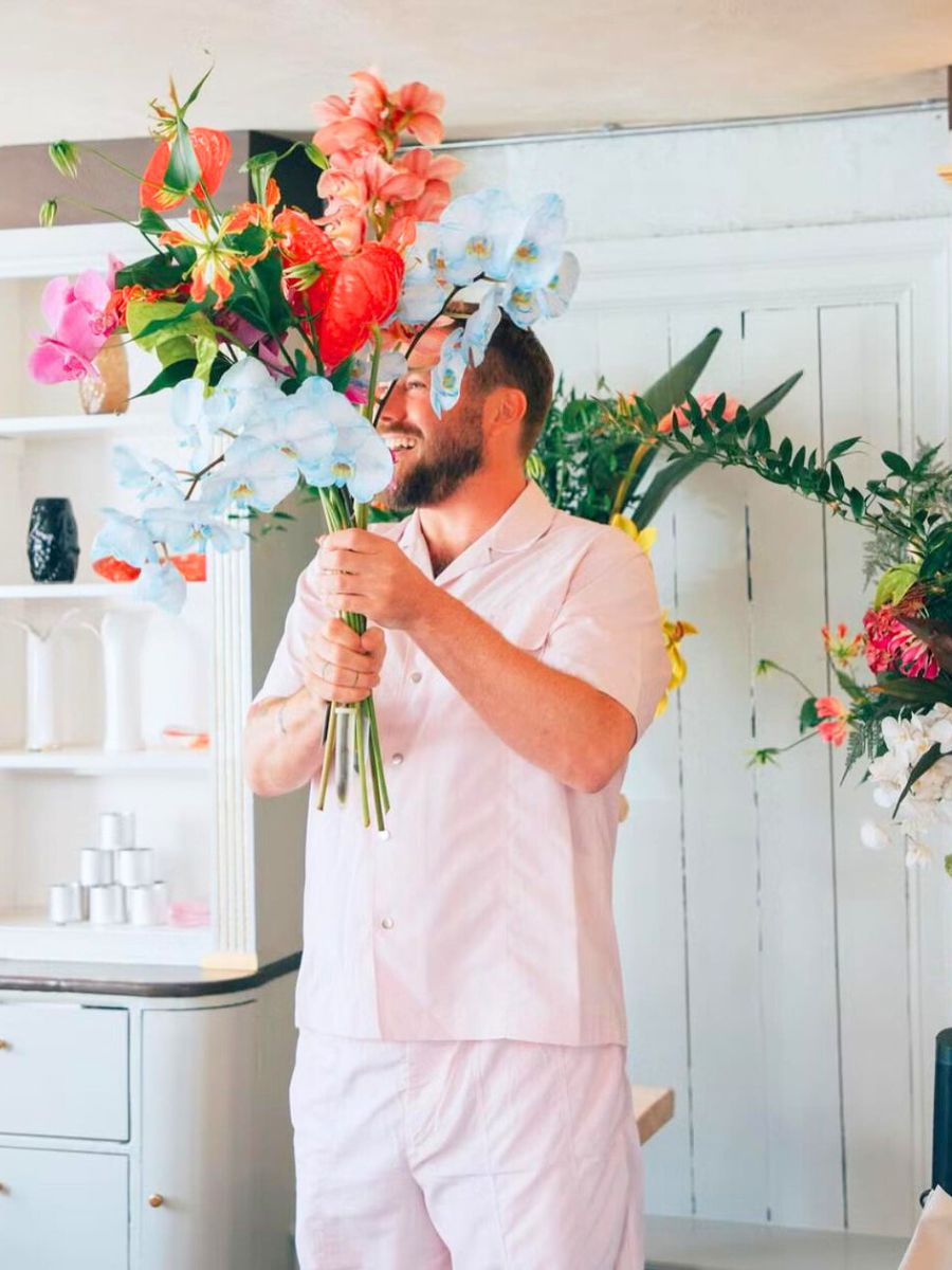 Julius Vaernes Iversen with a bouquet of flowers