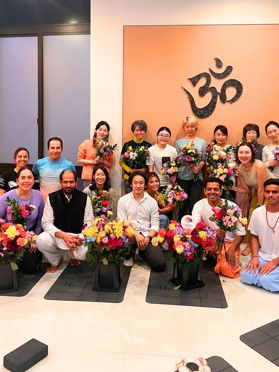 Floral yoga in Japan by Asocolflores