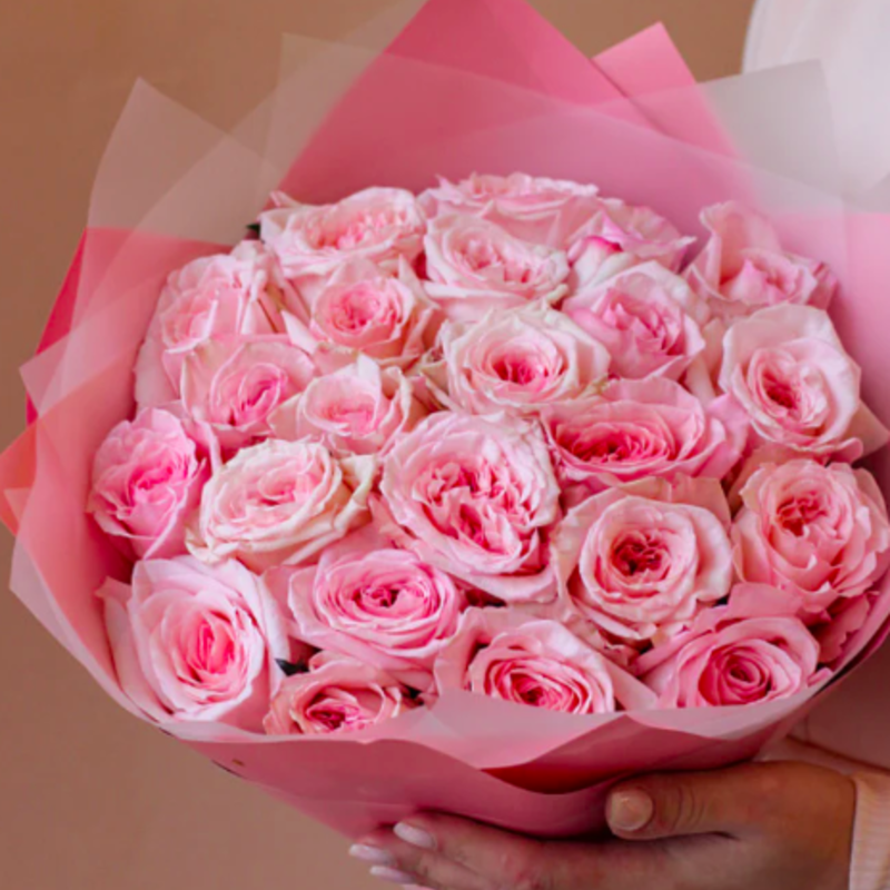 Delicate Pink O'Hara roses with their characteristic light pink petals, elegantly arranged in a bouquet, create an atmosphere of romance and sophistication