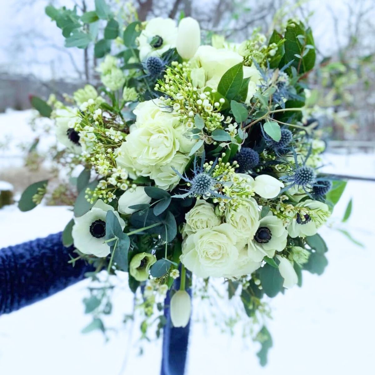 White and blue wedding arrangement