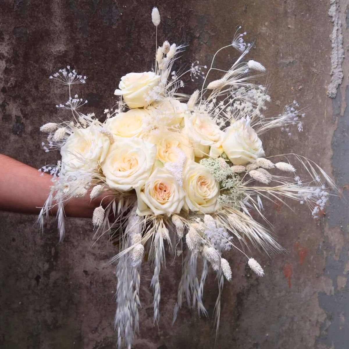 A white wintery bouquet by Decofresh