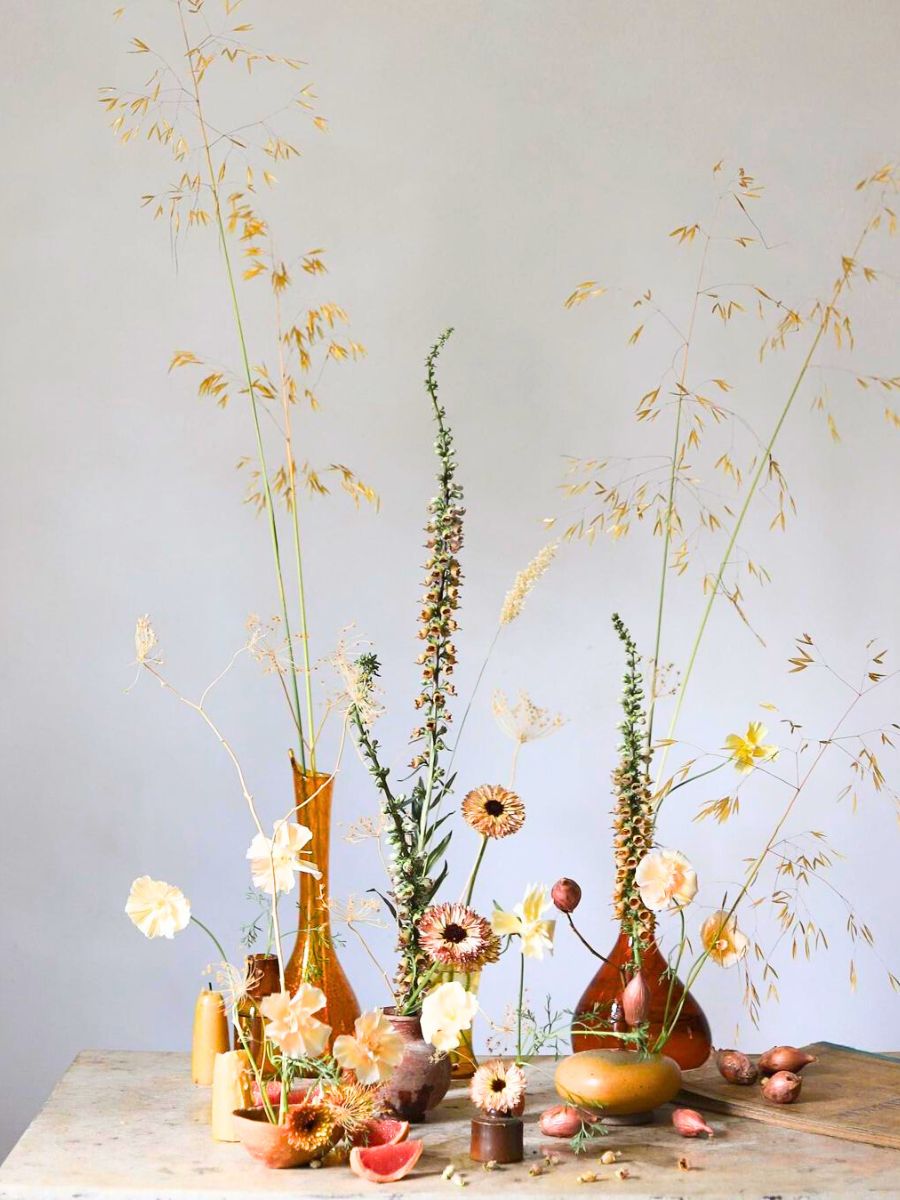 Simple Ikebana floral design by Frida Kim