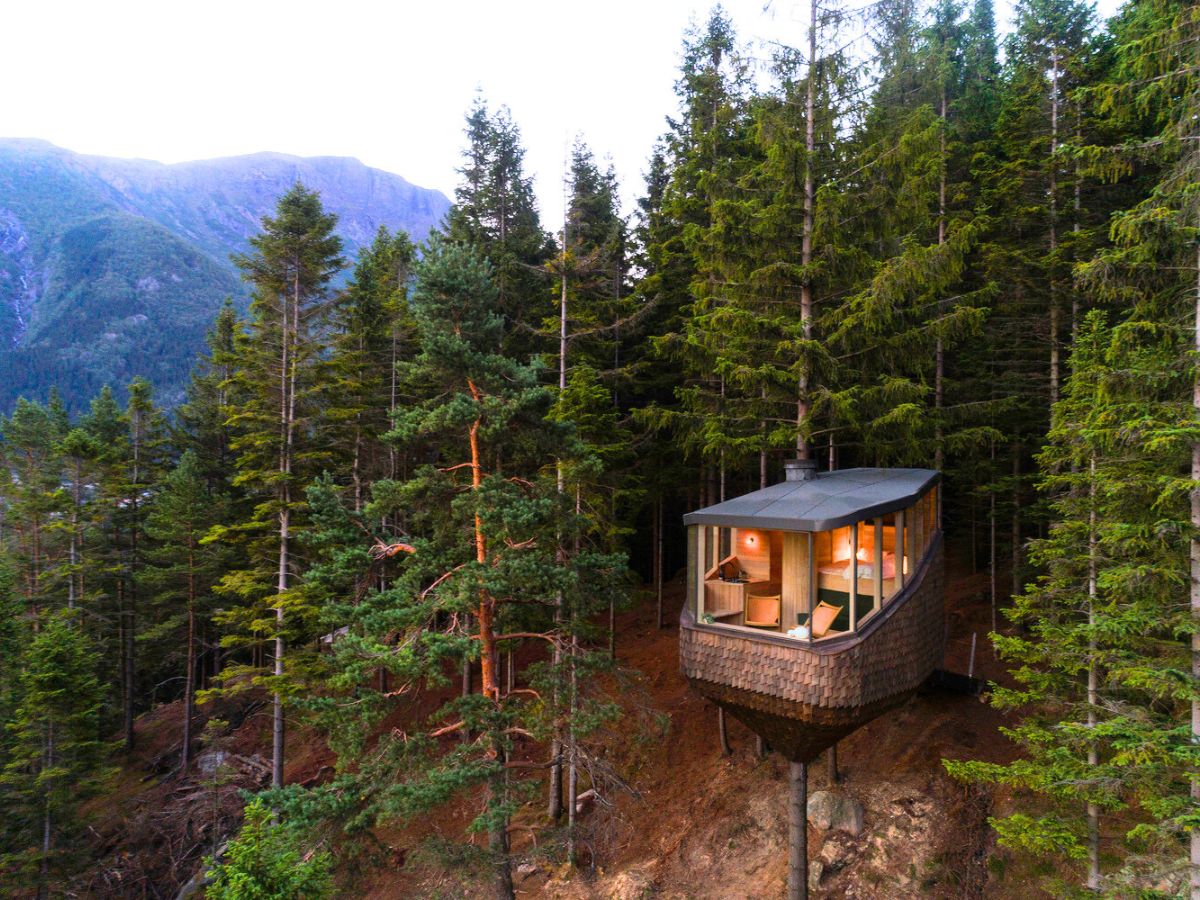 The cabin in the middle of the Norwegian mountains