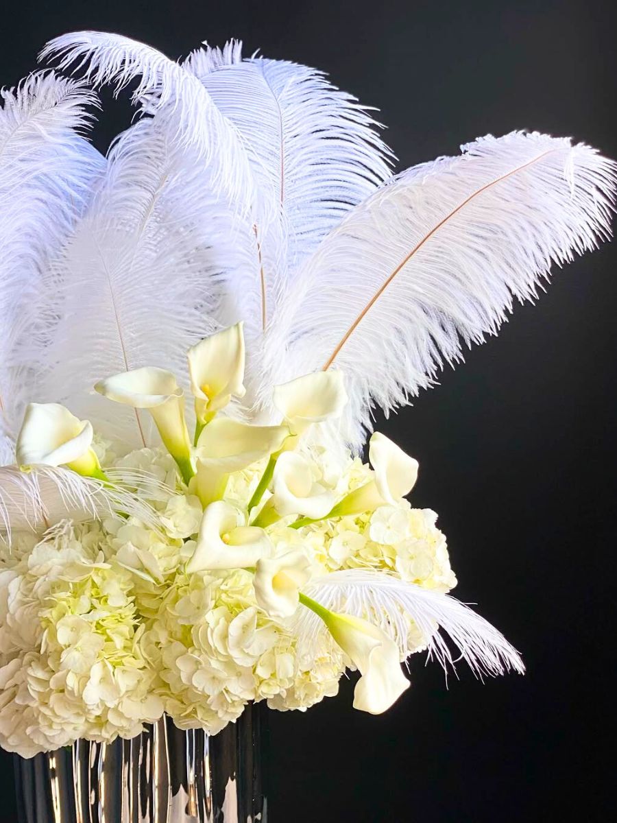 White callas with hydrangeas and white feathers