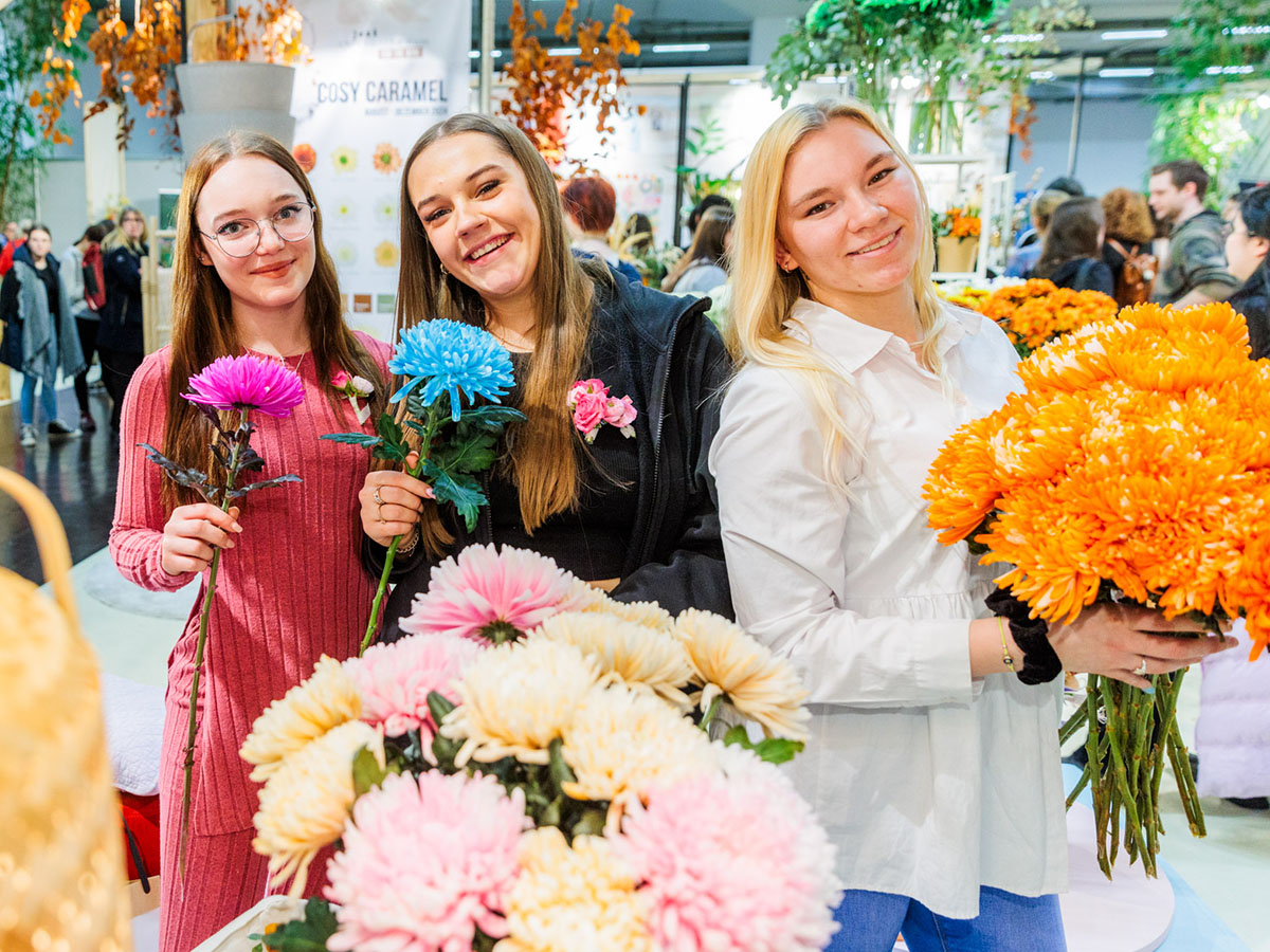 IPM Essen 2024 Young florists with Chrysanthemums