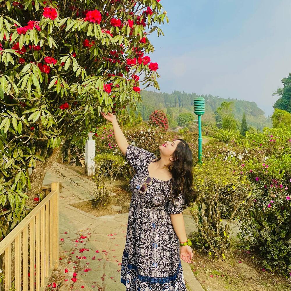 lady photo click with red flower