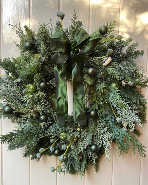 Christmas Floral Designs That Will Get You in That Festive Mood Green Wreath