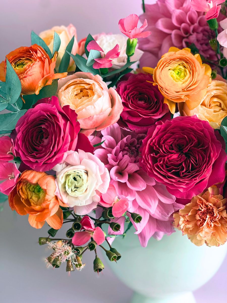 Arrangement with garden roses and Dahlias