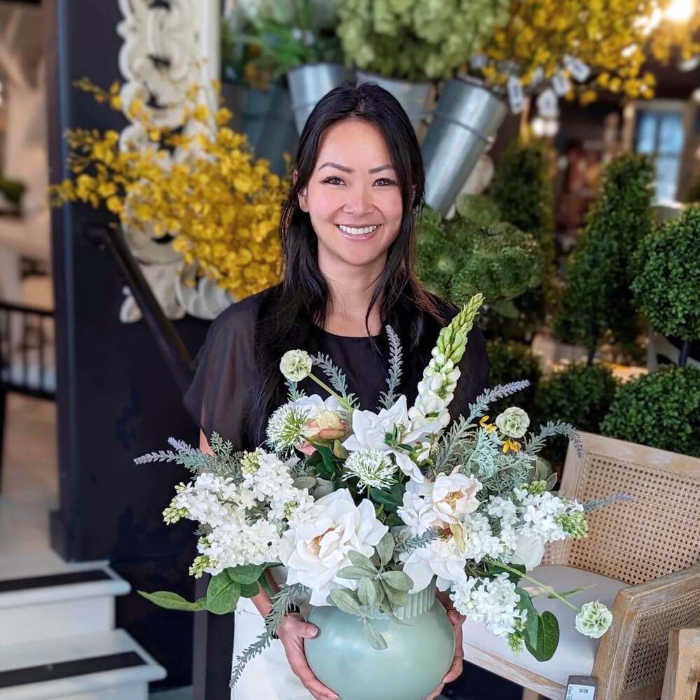 Lady arranged white flowers