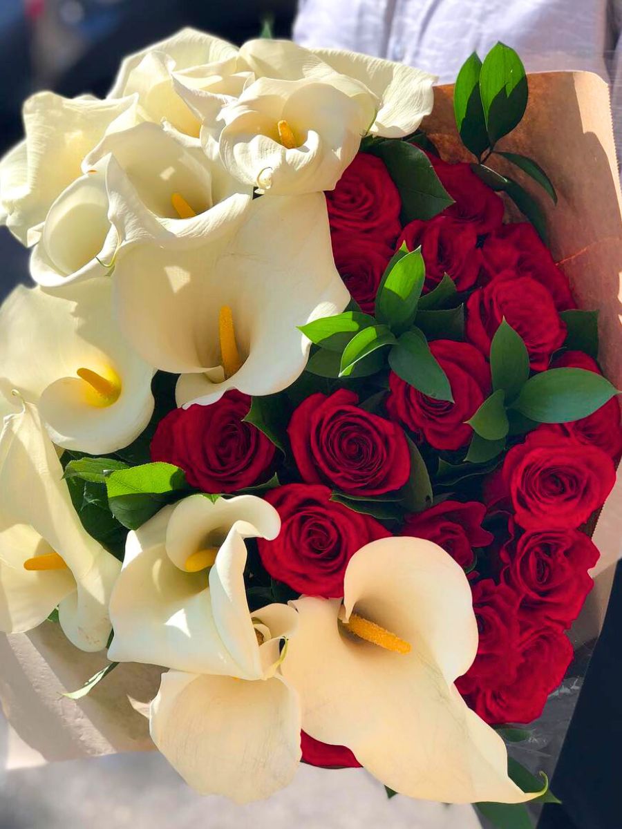 White calla lilies and red roses