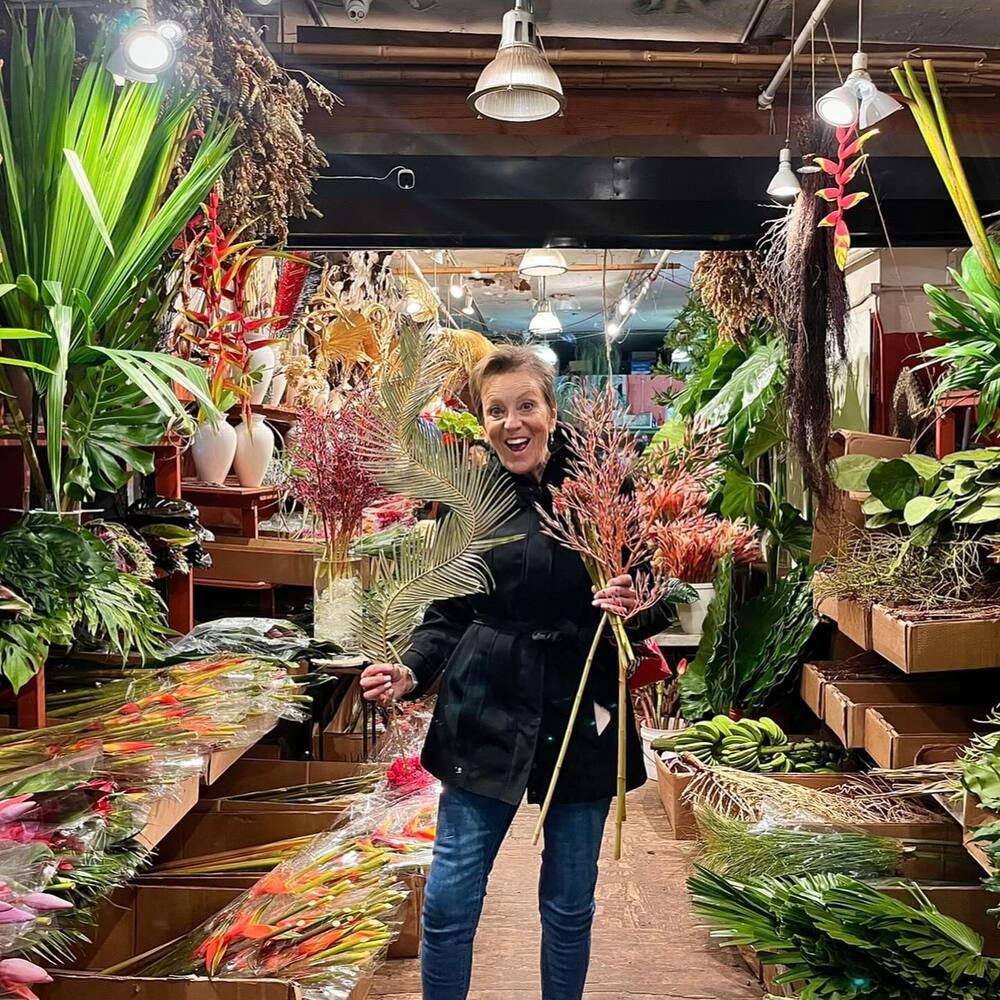 lady purchasing flowers from market