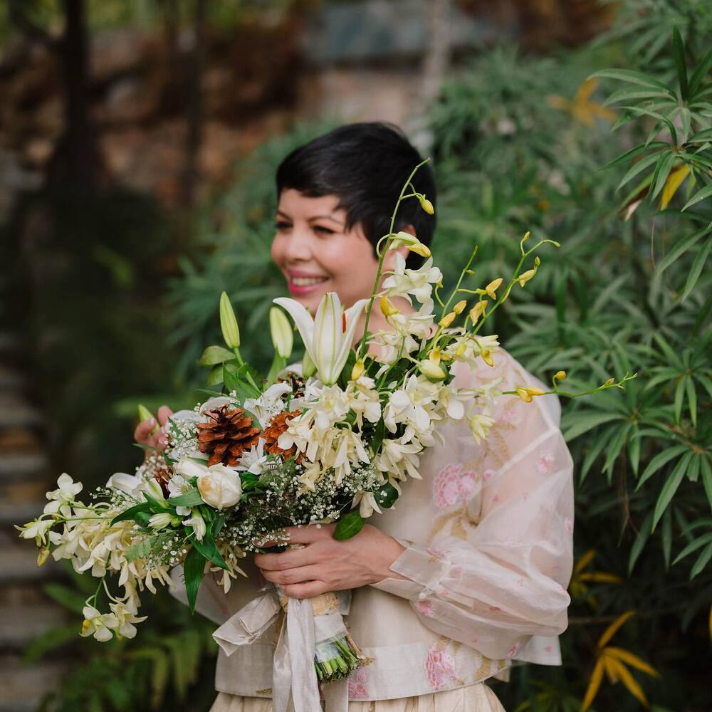 lady hold flower bouquet for wedding