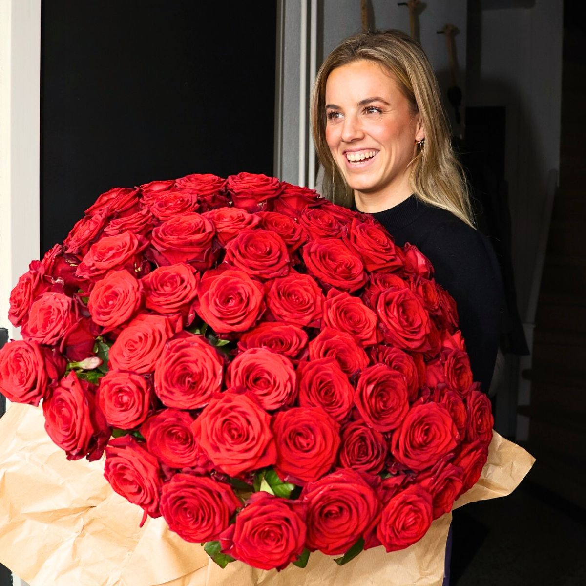 Smiling-lady-with-a-big-bouquet-of-roses