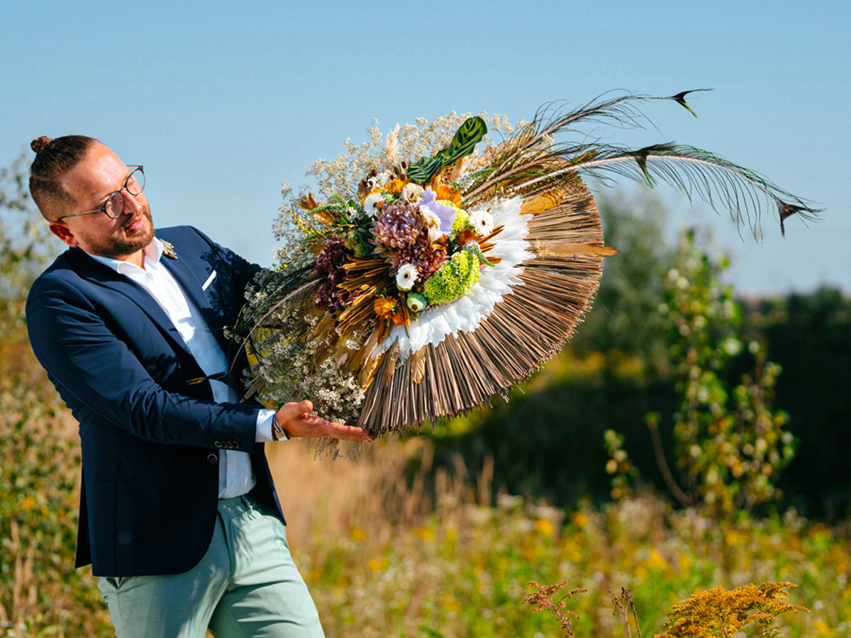 Max Kuczynski presenting round floral design