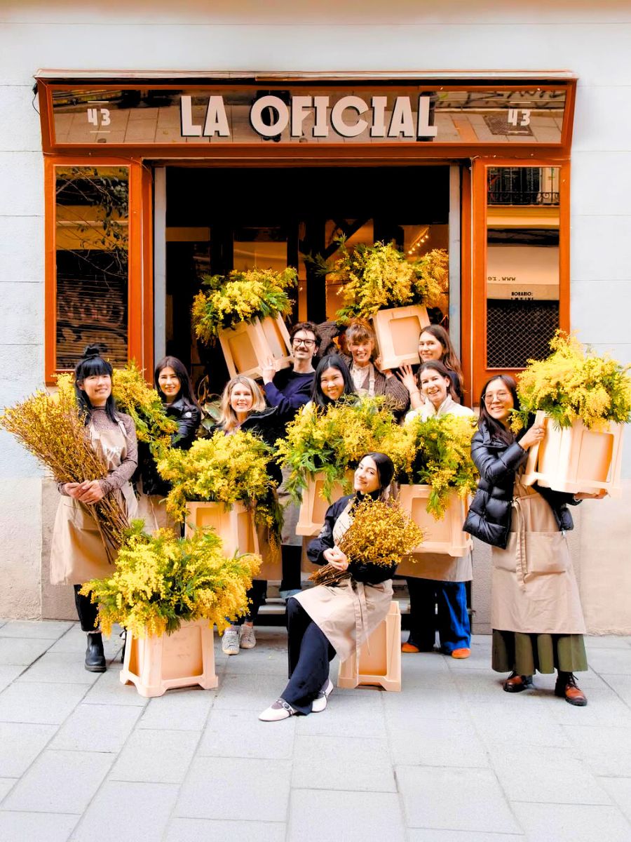 Madrid Flower School alumnees with mimosas