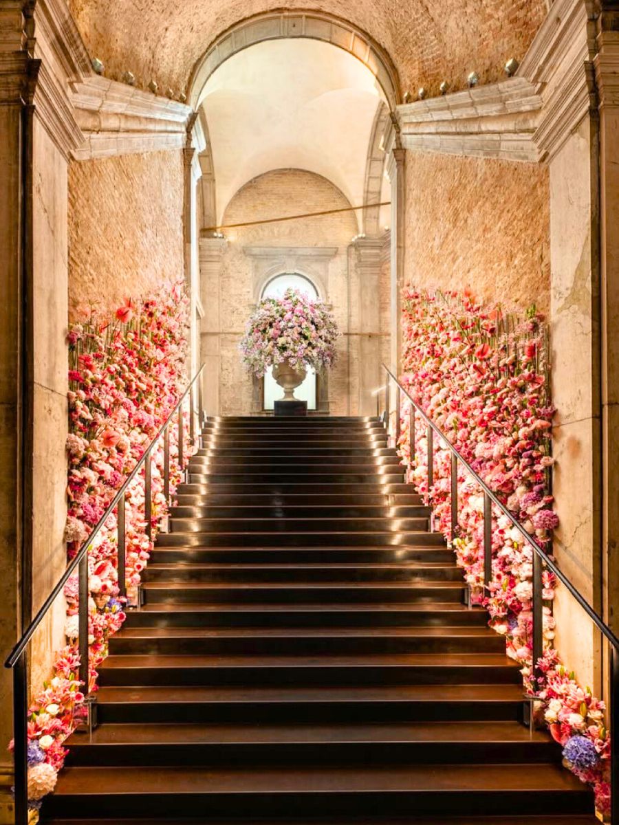 Walls filled with garden roses for a wedding