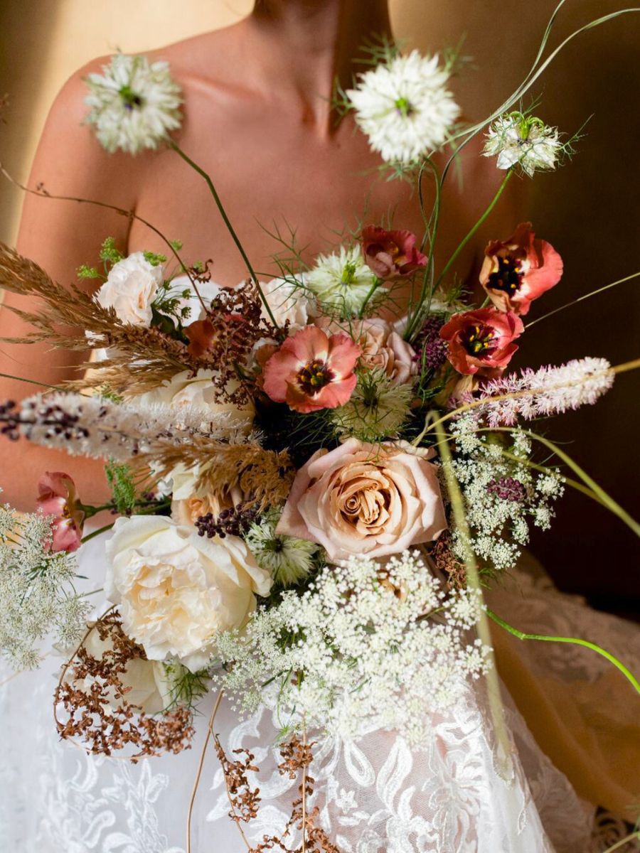 Neutral wedding bouquet by Dennis Kneepkens and Mick Stubbe