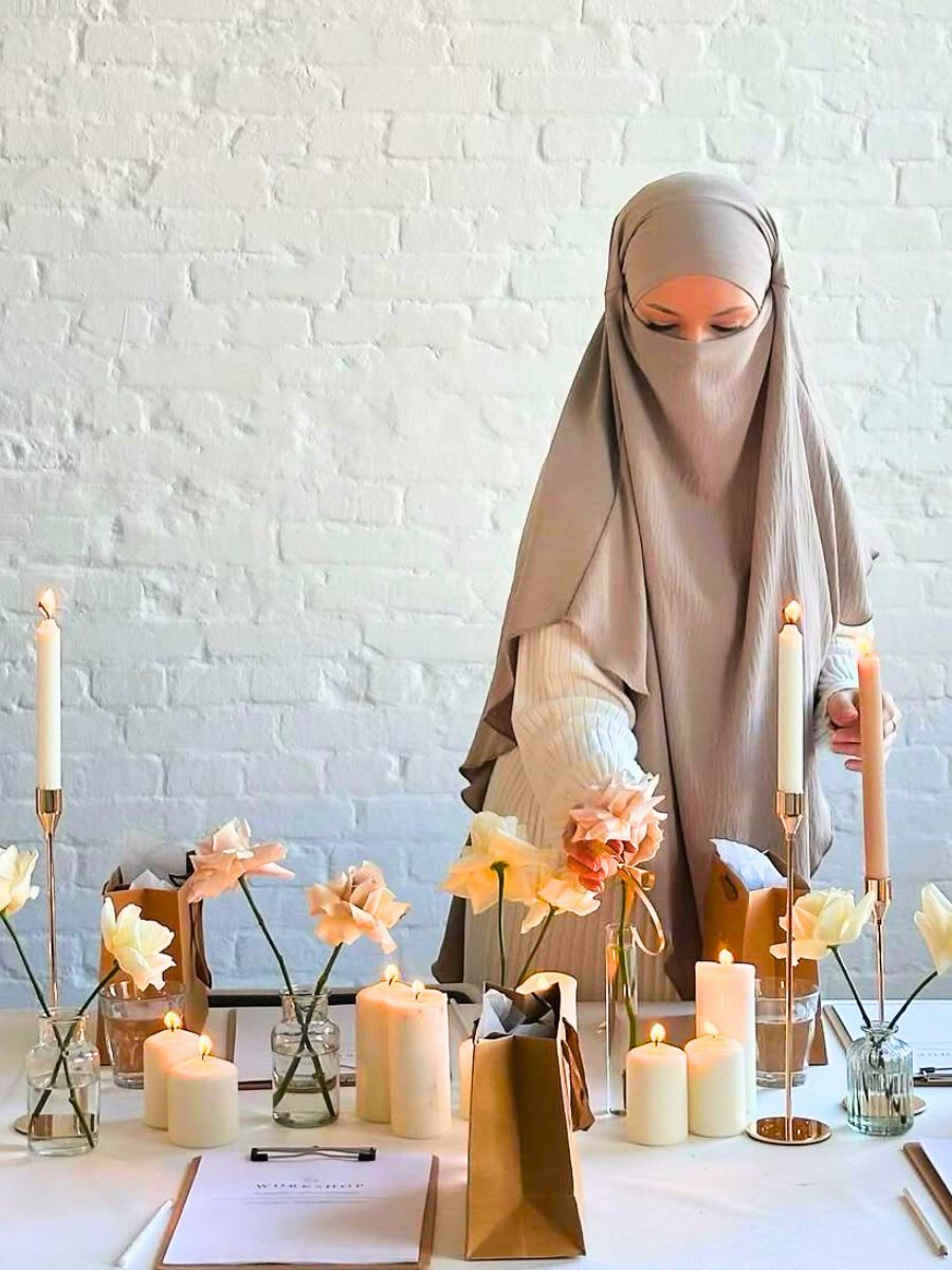 Decorating a table for a Ramadan celebration