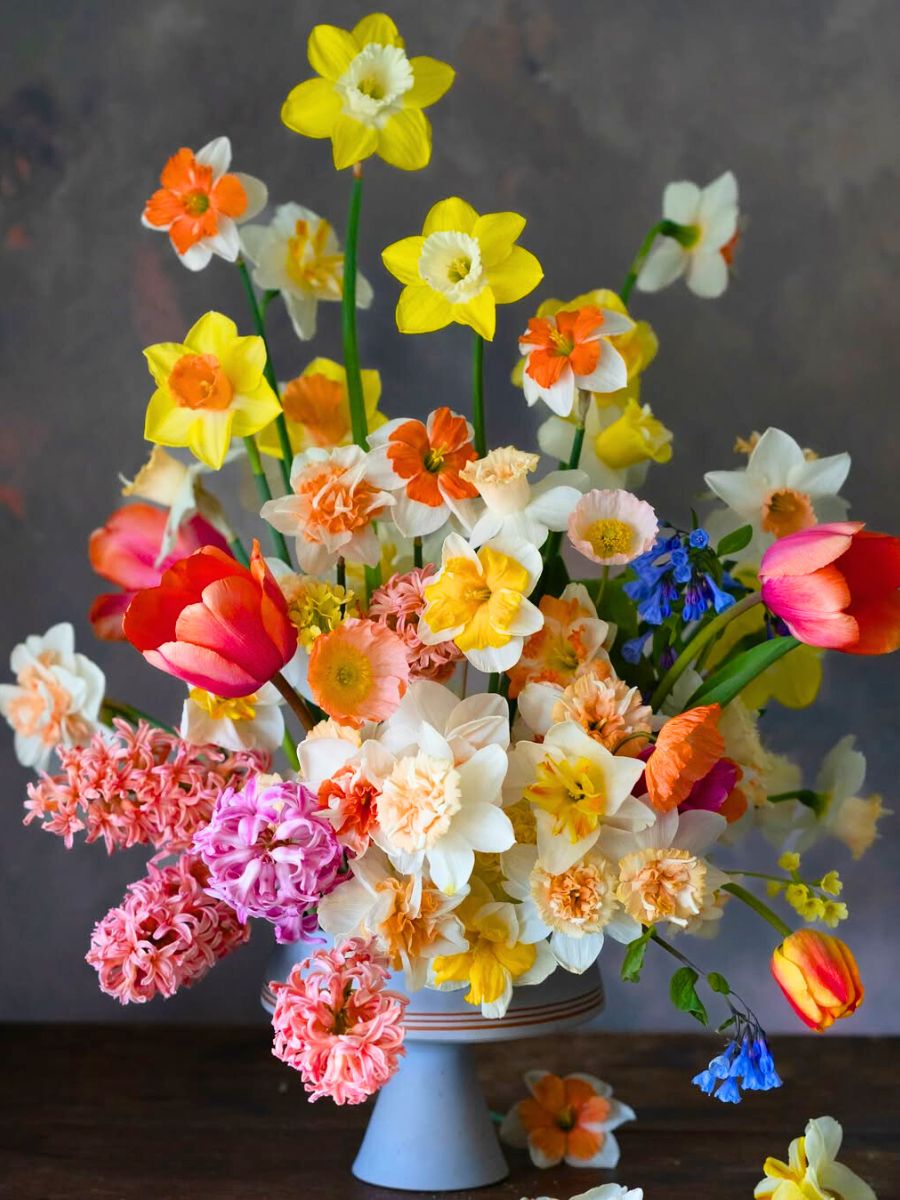 Spring flower arrangement by Tulipina