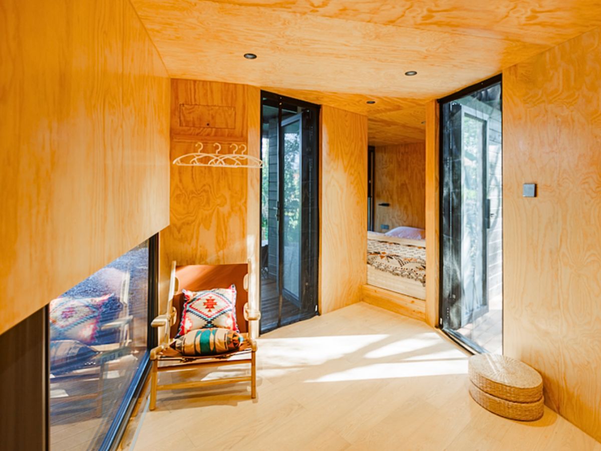 Sunny interiors in the Cabin of Palette