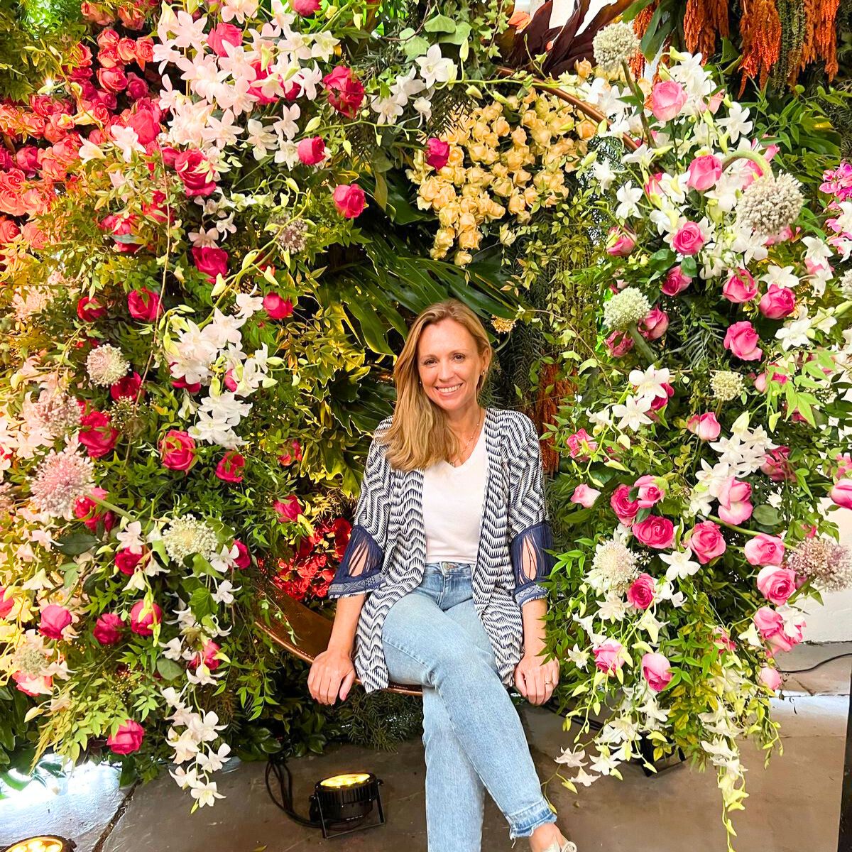 Raquel Franzini in an arch of flowers