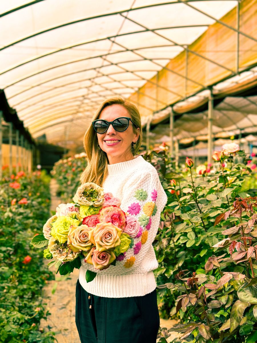 Raquel with a bouquet of roses