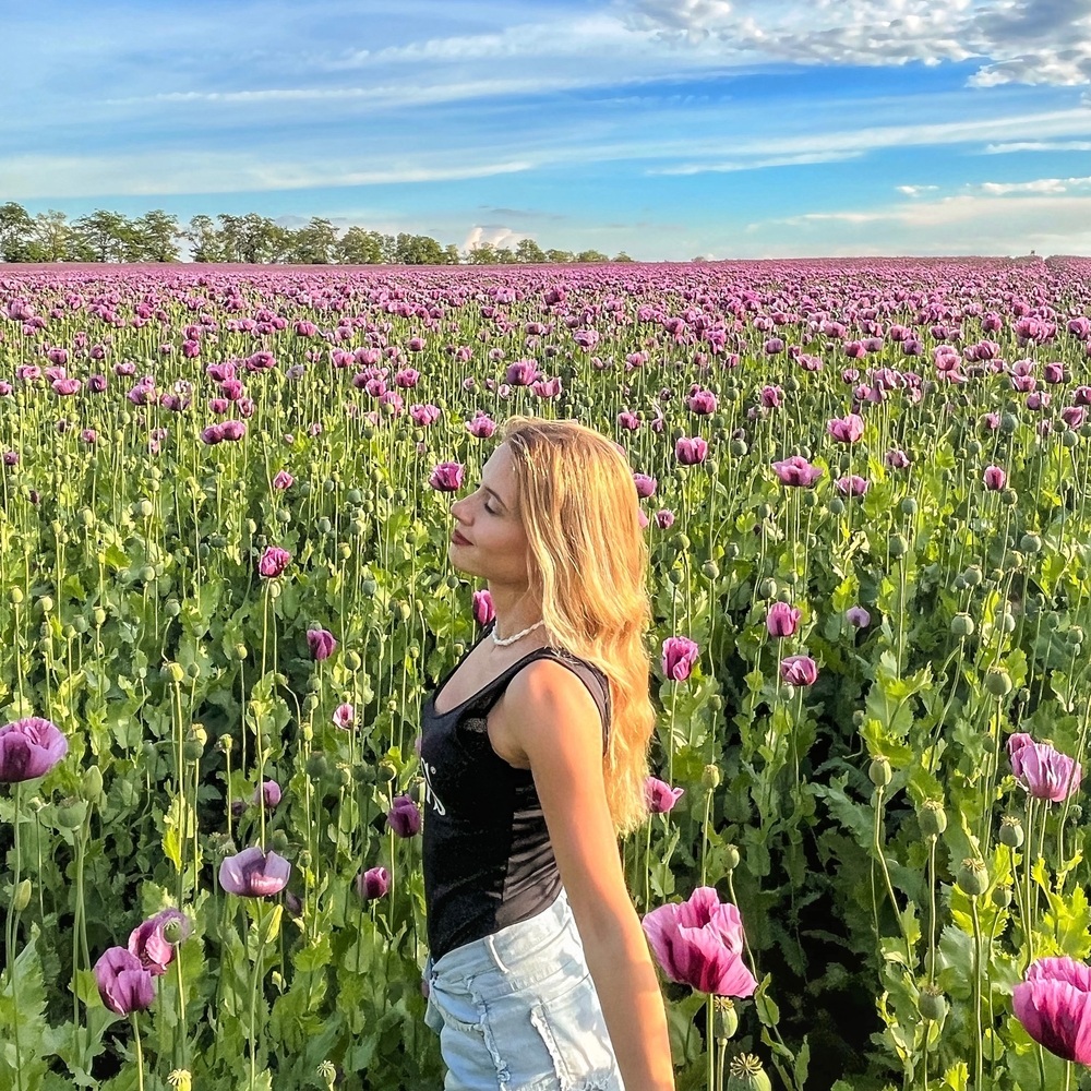 lady at poppy fields in zamora