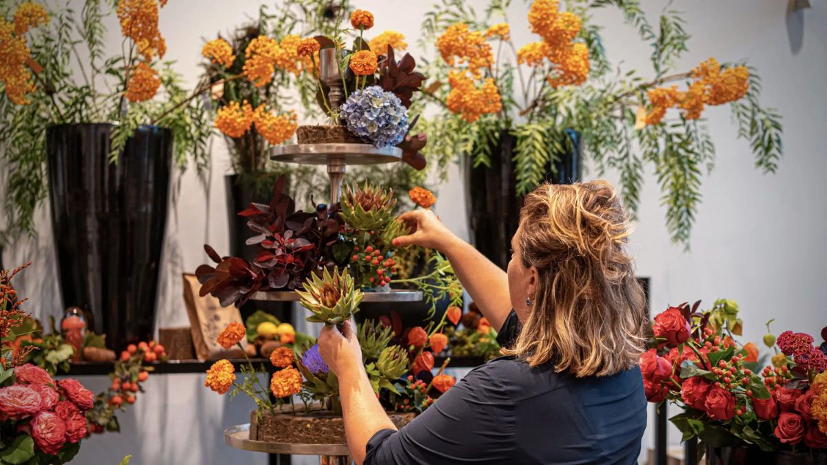 Florist working with Sideau biodegradable floral foam