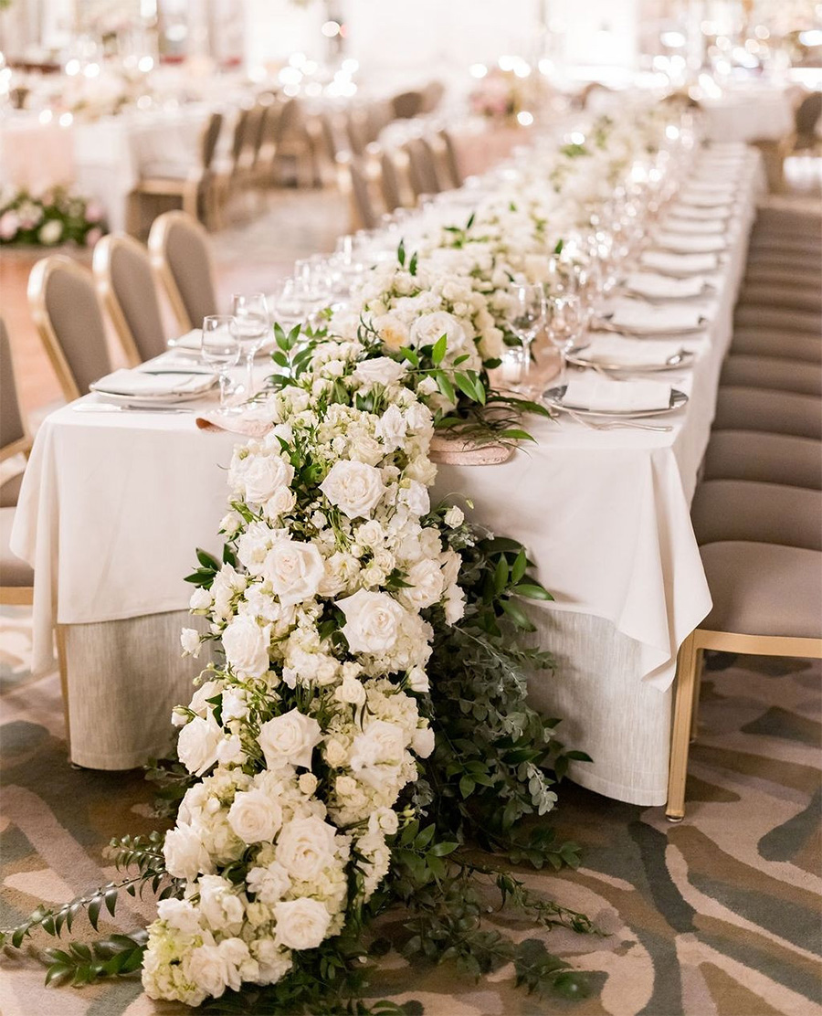 Table wedding design with white roses by insideweddings Table wedding design with white roses by insideweddings