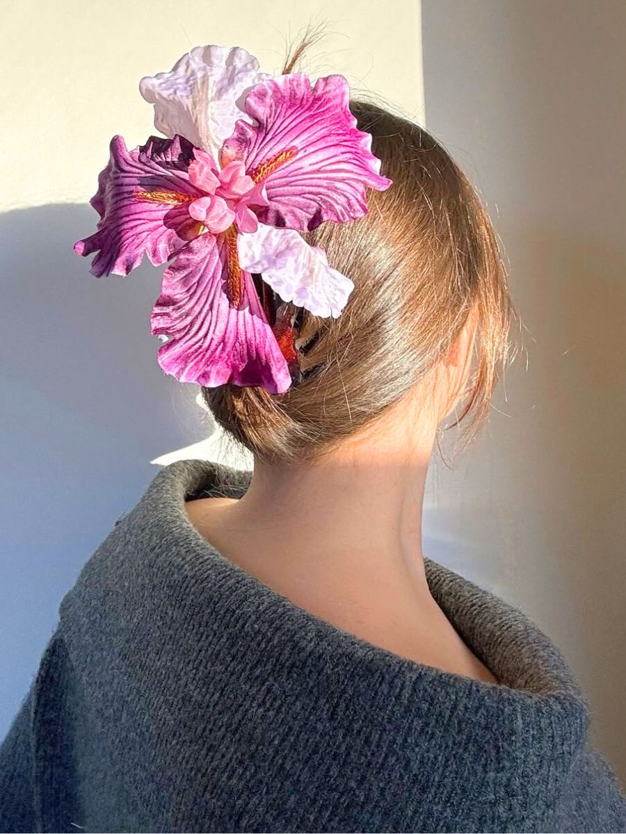 A beautiful iris hair clip A beautiful iris hair clip