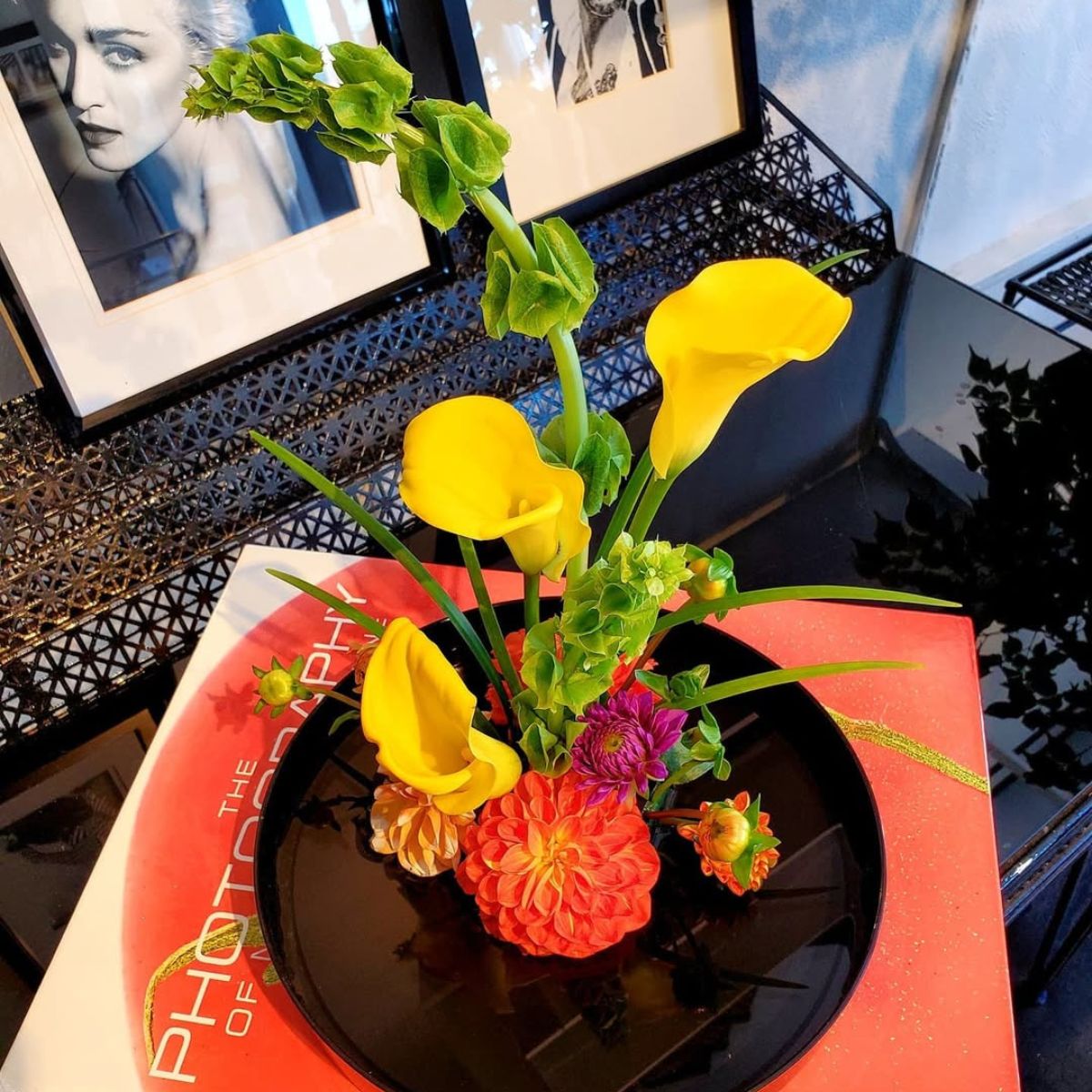 The perfect decor for a table with yellow callas The perfect decor for a table with yellow callas